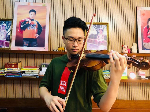 Bùi mạnh hùng chơi violin