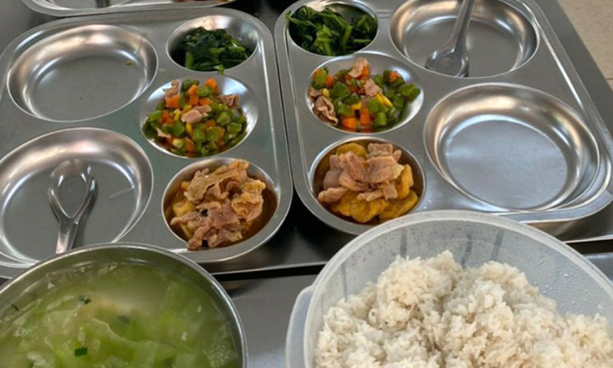 Suất ăn 32.000 đồng của trường Yên Nghĩa đầy đặn hơn